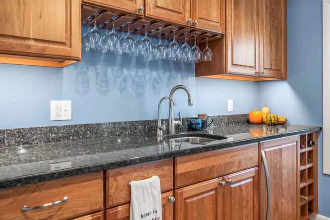 https://upscaleremodeling.com/project/northeast-ithaca-wet-bar/, фото 6/6 Стеклянная стойка на кухне Northwest Ithaca от Upscale Remodeling
