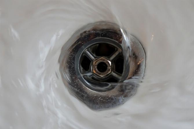 Раковина, из которой сливается вода.
