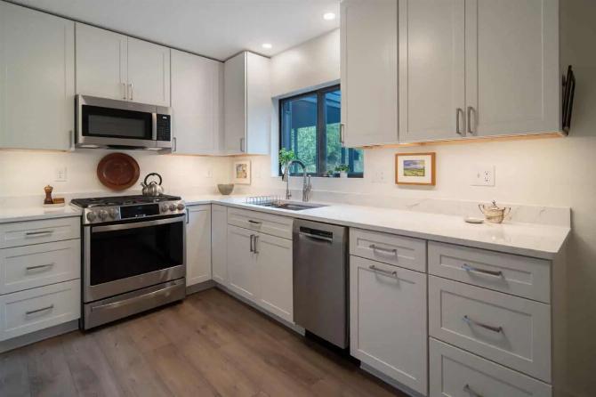 https://upscaleremodeling.com/project/east-hill-kitchen-remodel/, фото 9/9 из галереи