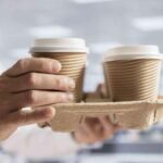 Не выбрасывайте картонный держатель для напитков — вот 4 способа его повторного использования