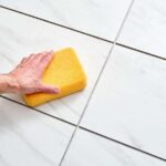 5 простых способов вернуть затирке для плитки на полу сияющий блеск (без необходимости тереть весь день)